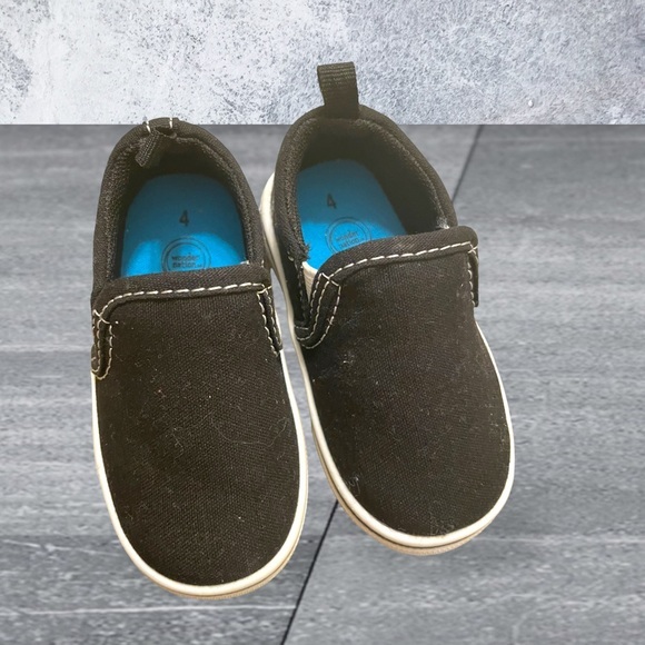 Canvas Black Child’s 4 like new black slip‎ on shoes - Picture 5 of 5